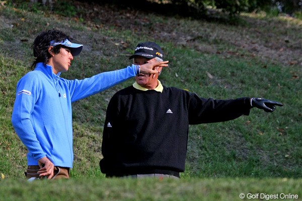 プロアマ戦の途中、グリーンを指差して石川遼にピンポジションの傾向を指導する青木功