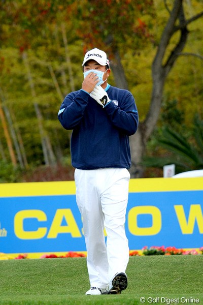 2010年 カシオワールドオープンゴルフトーナメント 事前 小田孔明 マスクをかけてプロアマ戦に登場した小田孔明だが、深刻な症状ではないようだ
