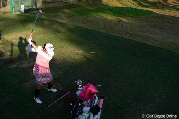 2010年 LPGAツアーチャンピオンシップリコーカップ 事前 有村智恵 人影もまばらになった練習場で黙々と打ち込みを行う有村智恵