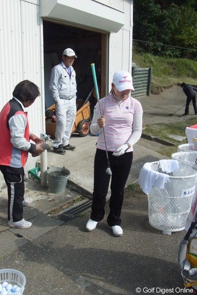 2010年 LPGAツアーチャンピオンシップリコーカップ事前情報 イ・ナリ イナリプロ。練習を終えるとコースのおばちゃんがウェッジを掃除してくれて恐縮するの図（撮影：リコー CX4／今岡涼太）