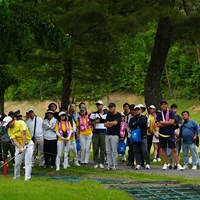 ギャラリーが見守る中でショットを放つ 2024年 関西オープンゴルフ選手権競技 最終日 蝉川泰果