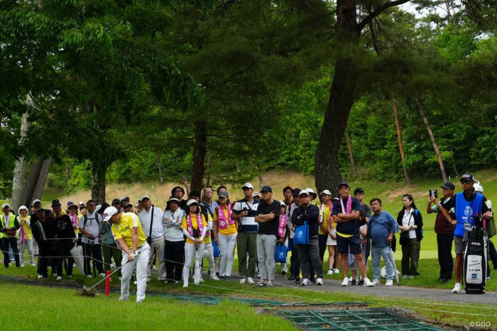 ギャラリーが見守る中でショットを放つ 2024年 関西オープンゴルフ選手権競技 最終日 蝉川泰果
