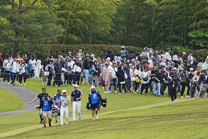 大勢のギャラリーを引き連れてフェアウェイに向かう 2024年 関西オープンゴルフ選手権競技 最終日 石川遼