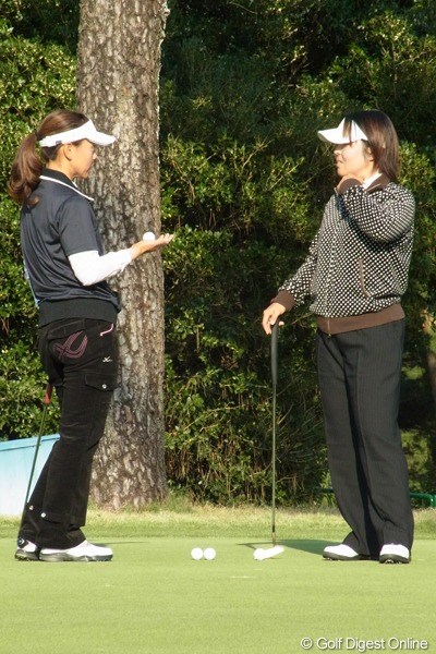 2010年 LPGAツアーチャンピオンシップリコーカップ事前情報 不動裕理＆中田美枝 仲良しの二人は、練習グリーンでも一緒でした。（撮影：リコー CX4／今岡涼太）