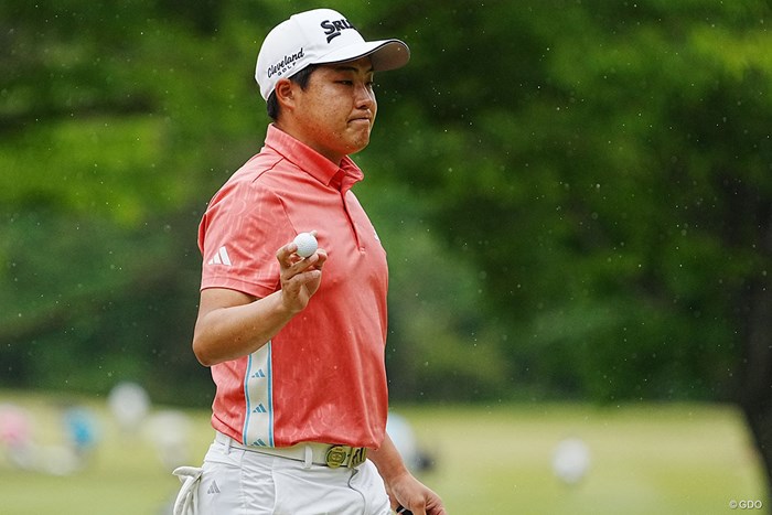バーディを奪いギャラリーの声援に応える 2024年 関西オープンゴルフ選手権競技 最終日 吉田泰基