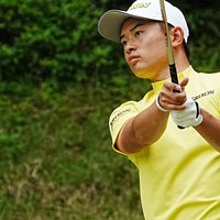 鋭い目つきでボールの行方を追う 2024年 関西オープンゴルフ選手権競技 最終日 岡田晃平