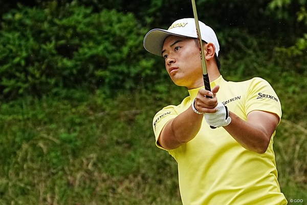 2024年 関西オープンゴルフ選手権競技 最終日 岡田晃平 鋭い目つきでボールの行方を追う