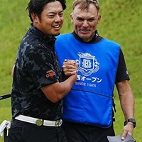 初優勝を決めてキャディとガッチリ握手 2024年 関西オープンゴルフ選手権競技 最終日 幡地隆寛