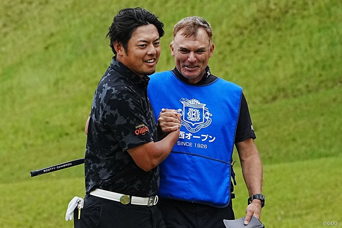 初優勝を決めてキャディとガッチリ握手 2024年 関西オープンゴルフ選手権競技 最終日 幡地隆寛