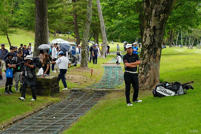 ティショットを曲げて金網に「困った」 2024年 関西オープンゴルフ選手権競技 最終日 幡地隆寛