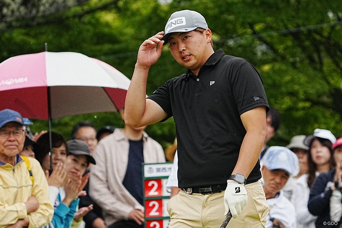 ファンの声援に応える 2024年 関西オープンゴルフ選手権競技 最終日 中谷樹