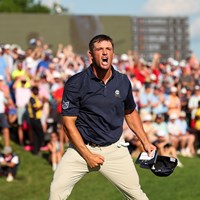 18番でバーディを奪い雄たけびを上げた(Scott Taetsch/PGA of America via Getty Images) 2024年 全米プロゴルフ選手権 4日目 ブライソン・デシャンボー