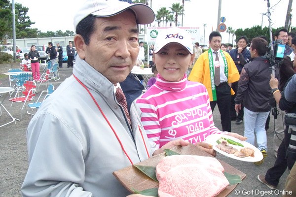 2010年 LPGAツアーチャンピオンシップリコーカップ 初日 横峯さくら おいしそうな宮崎牛を抱えて、宮崎の食の安全をPRする横峯さくら