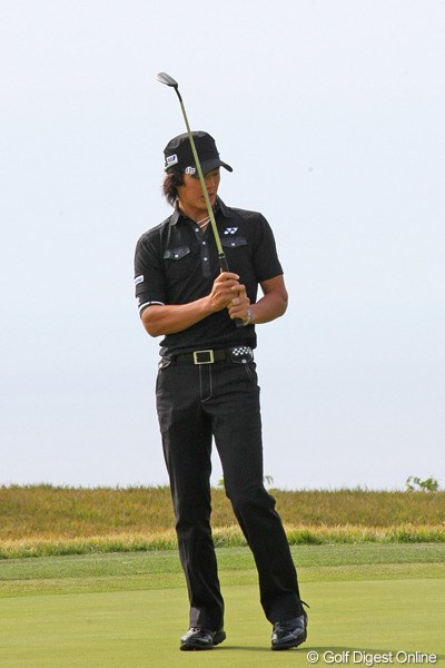 2010年 カシオワールドオープンゴルフトーナメント 初日 石川遼 多くのバーディチャンスを演出したが、パットに苦戦し1アンダーにとどまった石川遼
