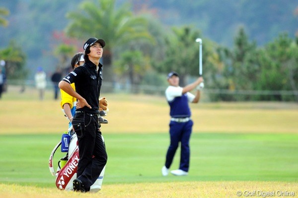 2010年 カシオワールドオープンゴルフトーナメント初日 石川遼＆薗田峻輔 先輩であるキング薗田のショットの行方を見つめる遼君。今日は先輩が…。