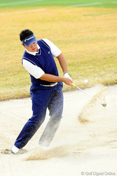 2010年 カシオワールドオープンゴルフトーナメント初日 薗田峻輔 先輩！どないしたん？バンカー脱出失敗とか、今日のプレーは「らしく」なかったんやない？98位T