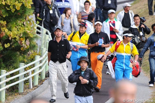 2010年 カシオワールドオープンゴルフトーナメント初日 池田勇太＆松山英樹 やっぱり「大先輩に付き従う後輩」っちゅう絵柄やなァ。先輩の5アンダーにはかないまへ～んっていうやつやネ。