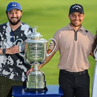 表彰式では兄と叔父、そして夫人と記念撮影(Getty Images) 2024年 全米プロゴルフ選手権 最終日 ザンダー・シャウフェレ