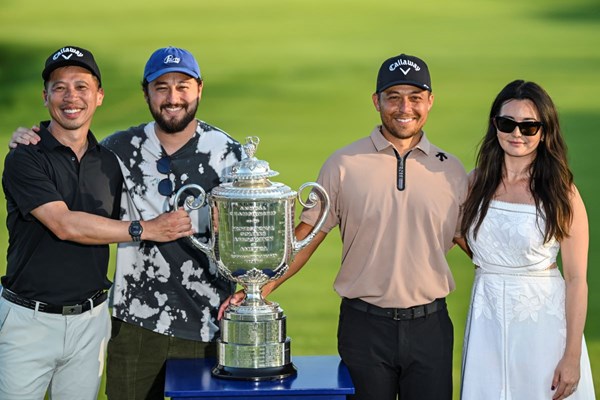 2024年 全米プロゴルフ選手権 最終日 ザンダー・シャウフェレ 表彰式では兄と叔父、そして夫人と記念撮影(Getty Images)
