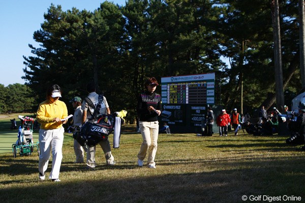 2010年 LPGAツアーチャンピオンシップリコーカップ 2日目 森田理香子 最終18番をトリプルボギーで終え、落胆の表情で引き上げてくる森田理香子