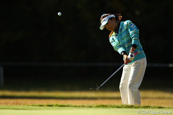 耐えるゴルフでしぶとく9位タイにつける有村智恵