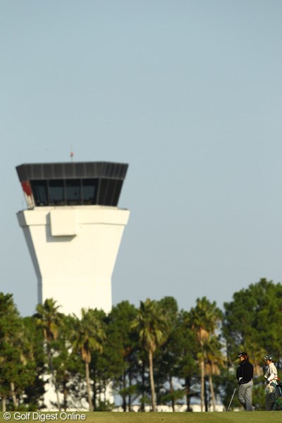 2番ロングホールセカンドショット・・・宮崎空港管制塔からの指示を待ちます。