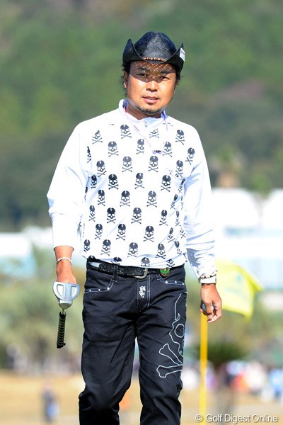 2010年 カシオワールドオープンゴルフトーナメント 2日目 片山晋呉 シンゴちゃんは全身ドクロ模様のウエアで登場。シンゴちゃんはクリスチャンではないことが分かりましたです。40位T