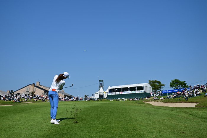 青い空と青いパンツ（Atsushi Tomura/Getty Images） 2024年 ヨネックスレディスゴルフトーナメント 2日目 新垣比菜