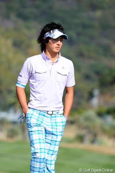 2010年 カシオワールドオープンゴルフトーナメント 2日目 石川遼 両手をポケットに入れて、ややウツムキ加減・・・。これ、遼君があまり調子よくないときのスタイルですワ。
