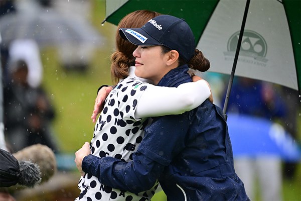 同世代の大里桃子（左）の祝福に涙がこみ上げた（Atsushi Tomura Getty Images）