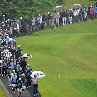 雨の中でもこのギャラリー（Atsushi Tomura/Getty Images） 2024年 ヨネックスレディスゴルフトーナメント 3日目 新垣比菜 穴井詩