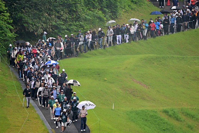 雨の中でもこのギャラリー（Atsushi Tomura/Getty Images） 2024年 ヨネックスレディスゴルフトーナメント 3日目 新垣比菜 穴井詩