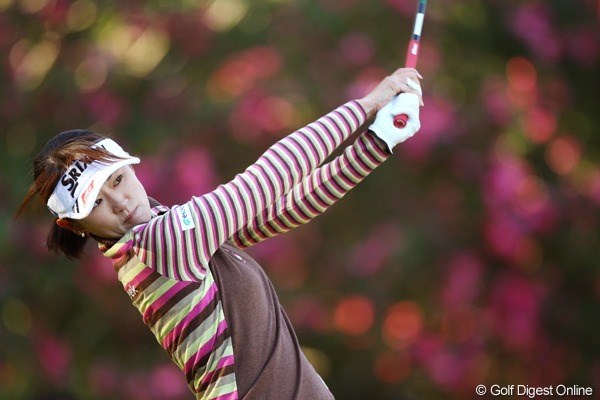 2010年 LPGAツアーチャンピオンシップリコーカップ3日目 北田瑠衣 バックの花が北田さんの美しさを引きたてますね。あっ、ウェアと花の色が揃ってる。