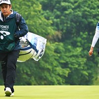 神谷和奏の夫・幸宏さん（左）はコーチ兼キャディ 2024年 ヨネックスレディスゴルフトーナメント 3日目 神谷和奏
