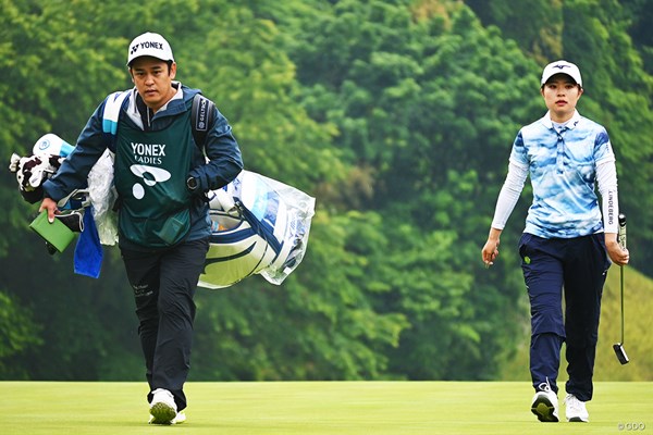 2024年 ヨネックスレディスゴルフトーナメント 3日目 神谷和奏 神谷和奏の夫・幸宏さん（左）はコーチ兼キャディ