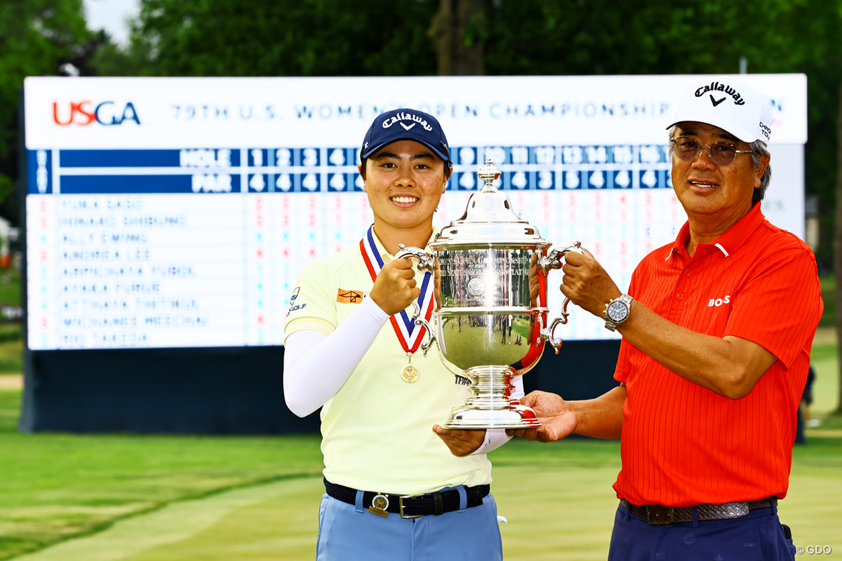 父・正和さん（右）と優勝カップを掲げた