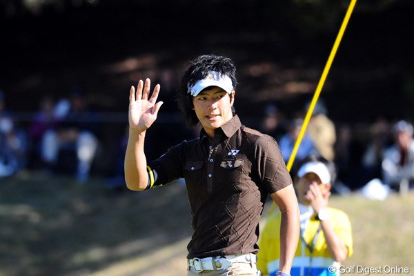 2010年 カシオワールドオープンゴルフトーナメント3日目 石川遼 7番では6メートルを沈めてバーディ。ようやくパットに復調の兆しが見え始めた石川遼