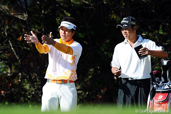 2010年 カシオワールドオープンゴルフトーナメント3日目 宮本勝昌＆池田勇太 最終日・最終組を回る、首位タイの池田勇太と宮本勝昌。宮本にとっては、傍観者として楽しむだけでは済まないかも！？