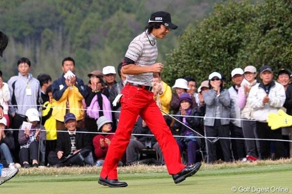 2010年 カシオワールドオープンゴルフトーナメント 最終日 石川遼 9番でバーディを奪い、気迫のこもったガッツポーズ！ 逆転賞金王への望みを繋いだ石川遼