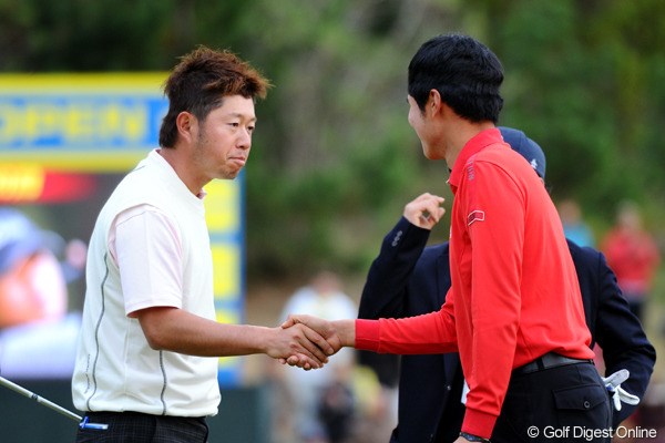 2010年 カシオワールドオープンゴルフトーナメント 最終日 松村道央 プレーオフ4ホール目に金ちゃん（左側）がセカンドOB。劇的な幕切れとはいかなかったけど、4000万円もゲットン！