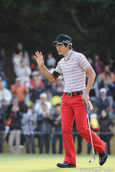 2010年 カシオワールドオープンゴルフトーナメント 最終日 石川遼 今日の主役はやっぱり遼君かも・・・。一時は一気に10アンダーまで伸ばして首位に肉薄やもん。「もしかして」と思わせたんはサスガですワ。8位T