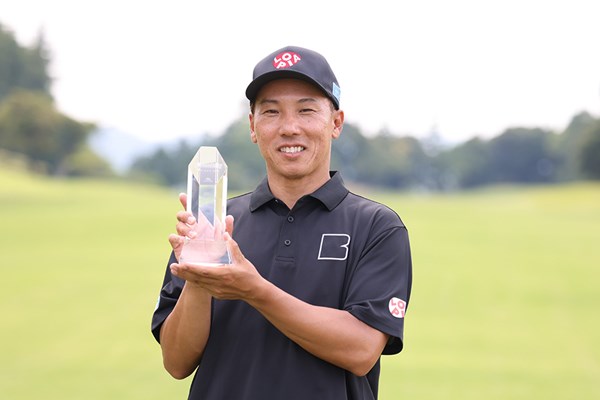 内藤寛太郎が11年ぶりツアー3勝目を挙げた(提供：JGTO)