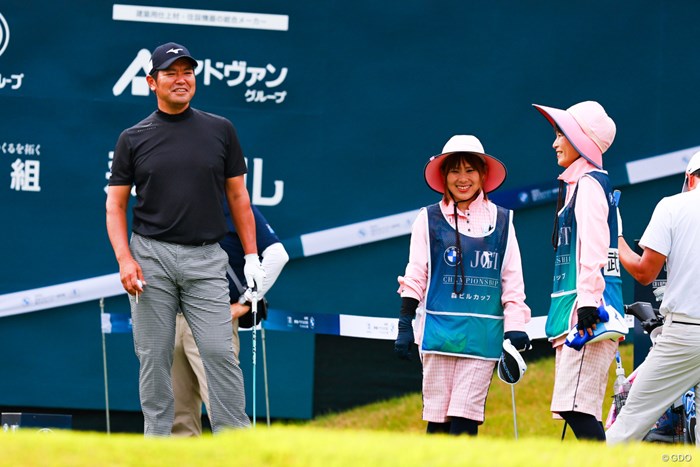 キャディさんと楽しそう 2024年 BMW 日本ゴルフツアー選手権 森ビルカップ 2日目 武藤俊憲