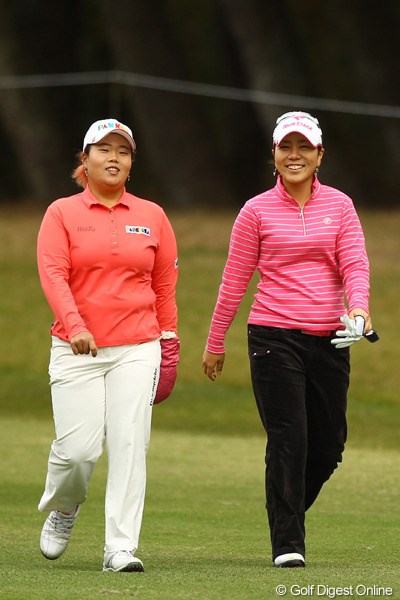 2010年 LPGAツアーチャンピオンシップリコーカップ 最終日 アン・ソンジュと宮里美香 談笑する2人を見ていると、何だかアメリカの女子ツアーのようです。