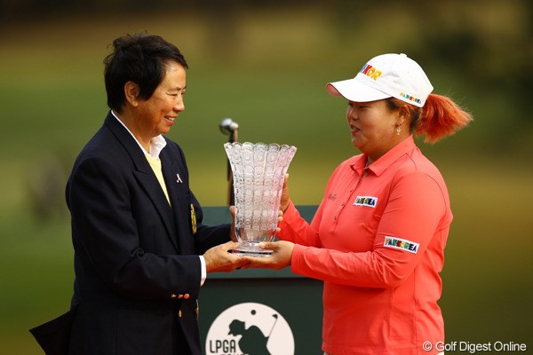 2010年 LPGAツアーチャンピオンシップリコーカップ 最終日 アン・ソンジュ 樋口会長から、賞金女王のトロフィーを贈呈されます。