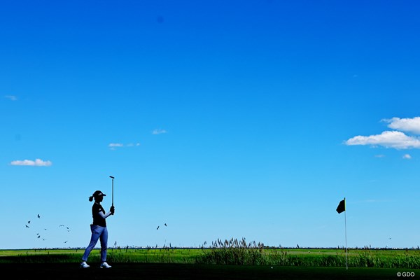 2024年 ショップライトLPGAクラシック by Acer 2日目 渋野日向子 後ろに鳥の群れが