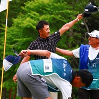 リアクションいつもは少なめの岩田さんが歓声に応える 2024年 BMW 日本ゴルフツアー選手権 森ビルカップ 最終日 岩田寛