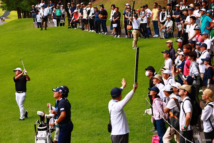 たくさんの視線 2024年 BMW 日本ゴルフツアー選手権 森ビルカップ 最終日 米澤蓮