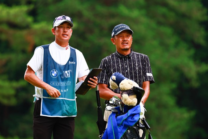 新岡隆三郎キャディも、ちょっとびっくり 2024年 BMW 日本ゴルフツアー選手権 森ビルカップ 4日目 岩田寛