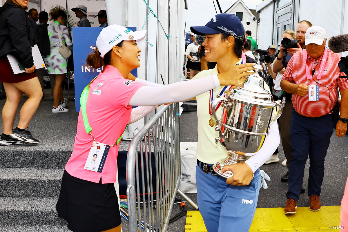 優勝後はミンジー・リー（左）からも祝福を受けた